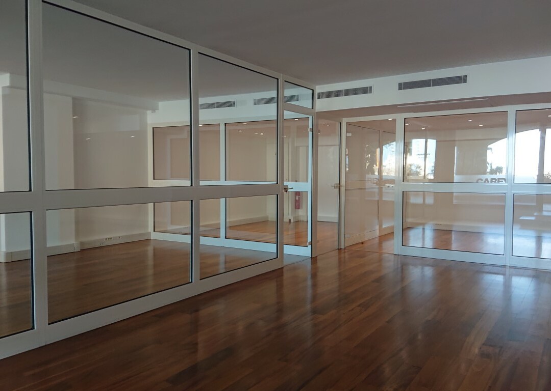 Bureau avec grande vitrine - Le Raphael - Appartements à vendre à Monaco