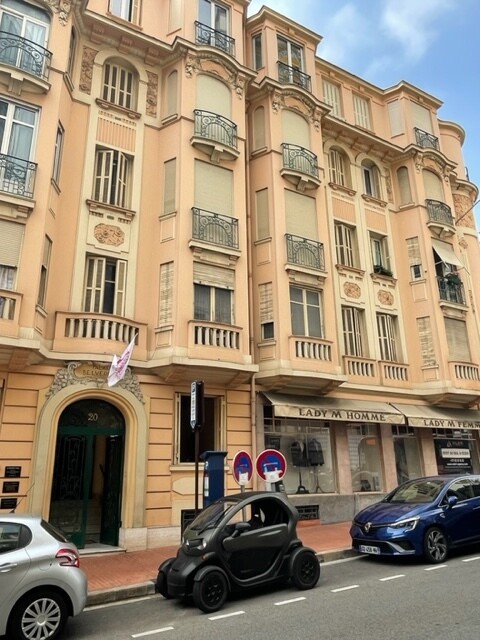 MURS COMMERCIAUX LIBRES   avec FDC inclus   / LAROUSSE - Appartements à vendre à Monaco