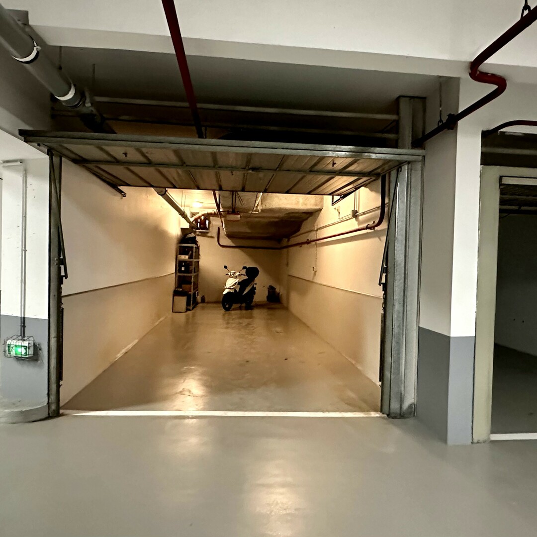 MONACO LARVOTTO GRAND PARKING BOX FERME 3,25m x 10,50m - Appartements à vendre à Monaco