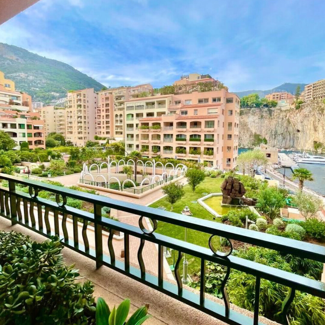 Un appartement luxueusement rénové avec vue sur port de Fontvielle - Appartements à vendre à Monaco