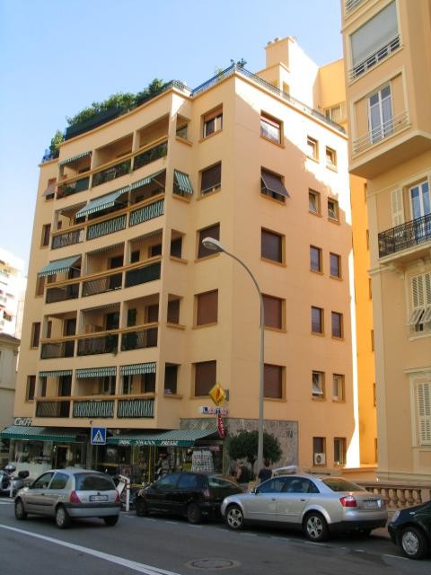 BOULEVARD D'ITALIE / CHAMBRE DE BONNE AVEC TOILETTES DOUCHE ET CUISINE / USAGE MIXTE