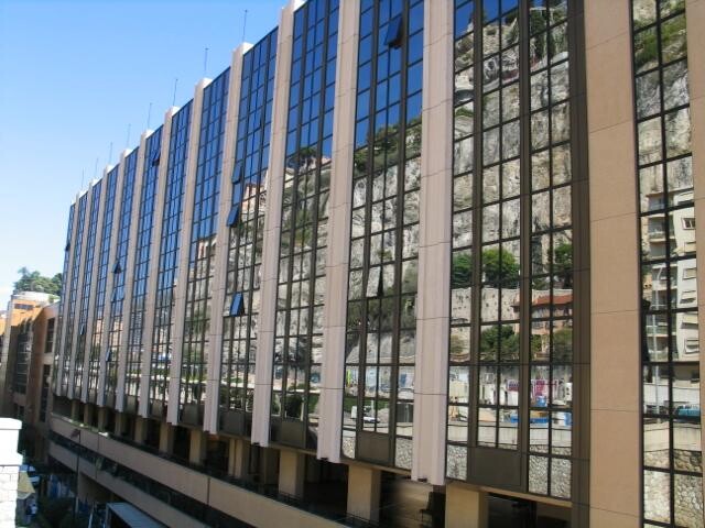 FONTVIEILLE / LOCAL AVEC VITRINE / DROIT AU BAIL