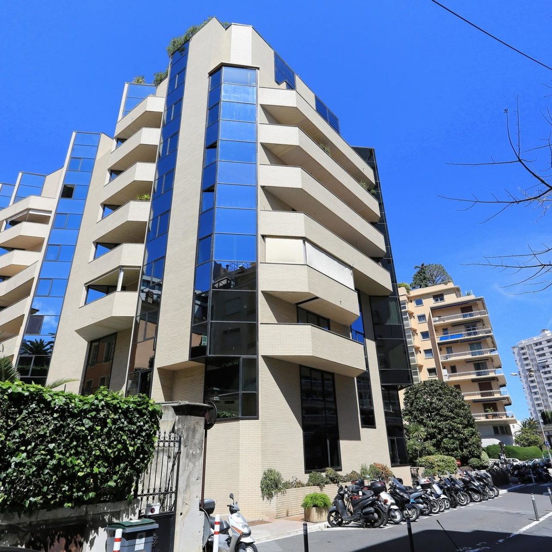 APPARTEMENT À USAGE MIXTE LUXUEUSEMENT MEUBLÉ