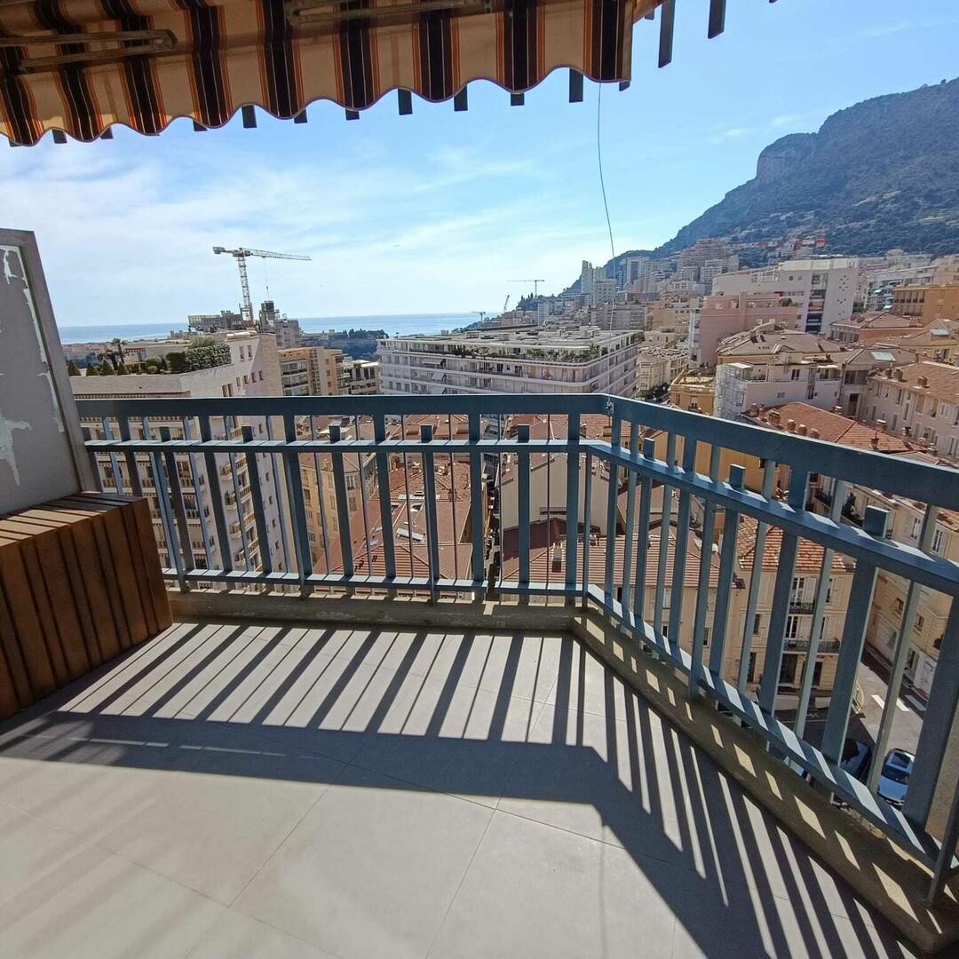 MONTE CARLO / 2 PIECES RENOVE / VUE MER