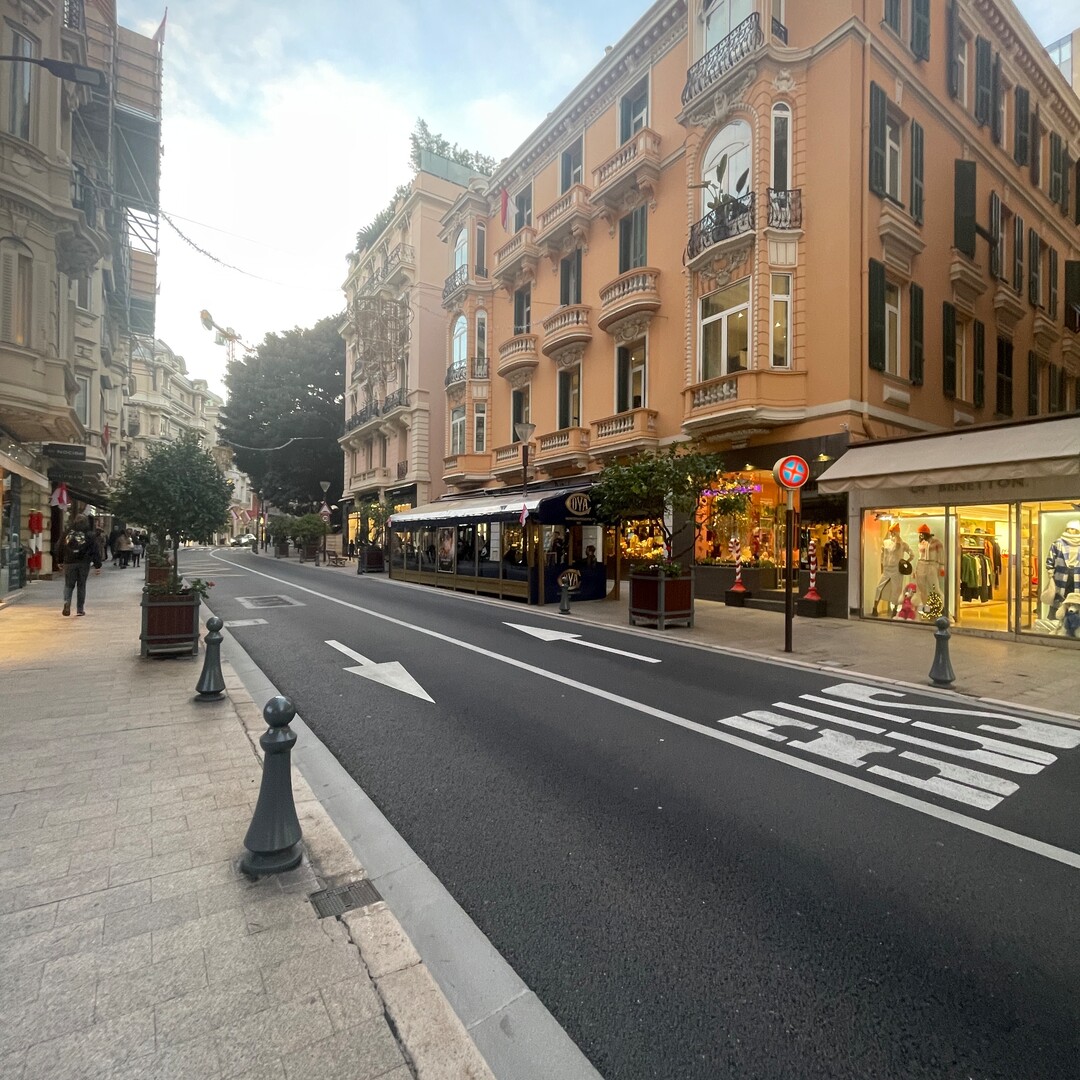 LOCAL AVEC VITRINE CENTRE MONTE CARLO