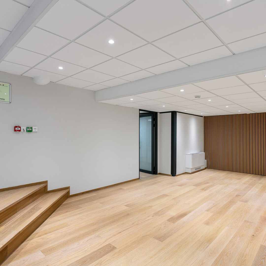 Vente Bureau rénové Carré d'Or dans immeuble de standing avec accès indépendant