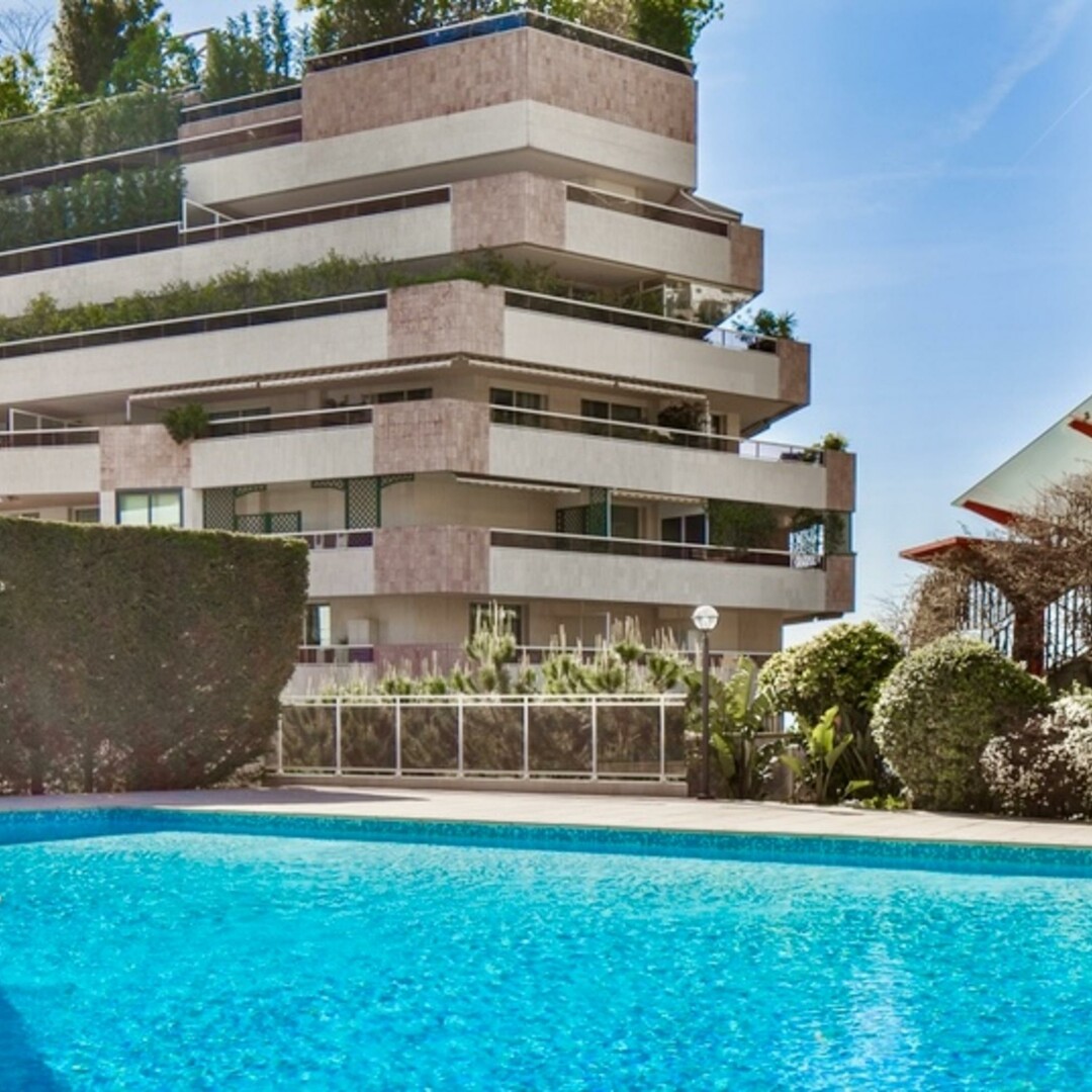 Grand parking | Jardin Exotique | Patio Palace