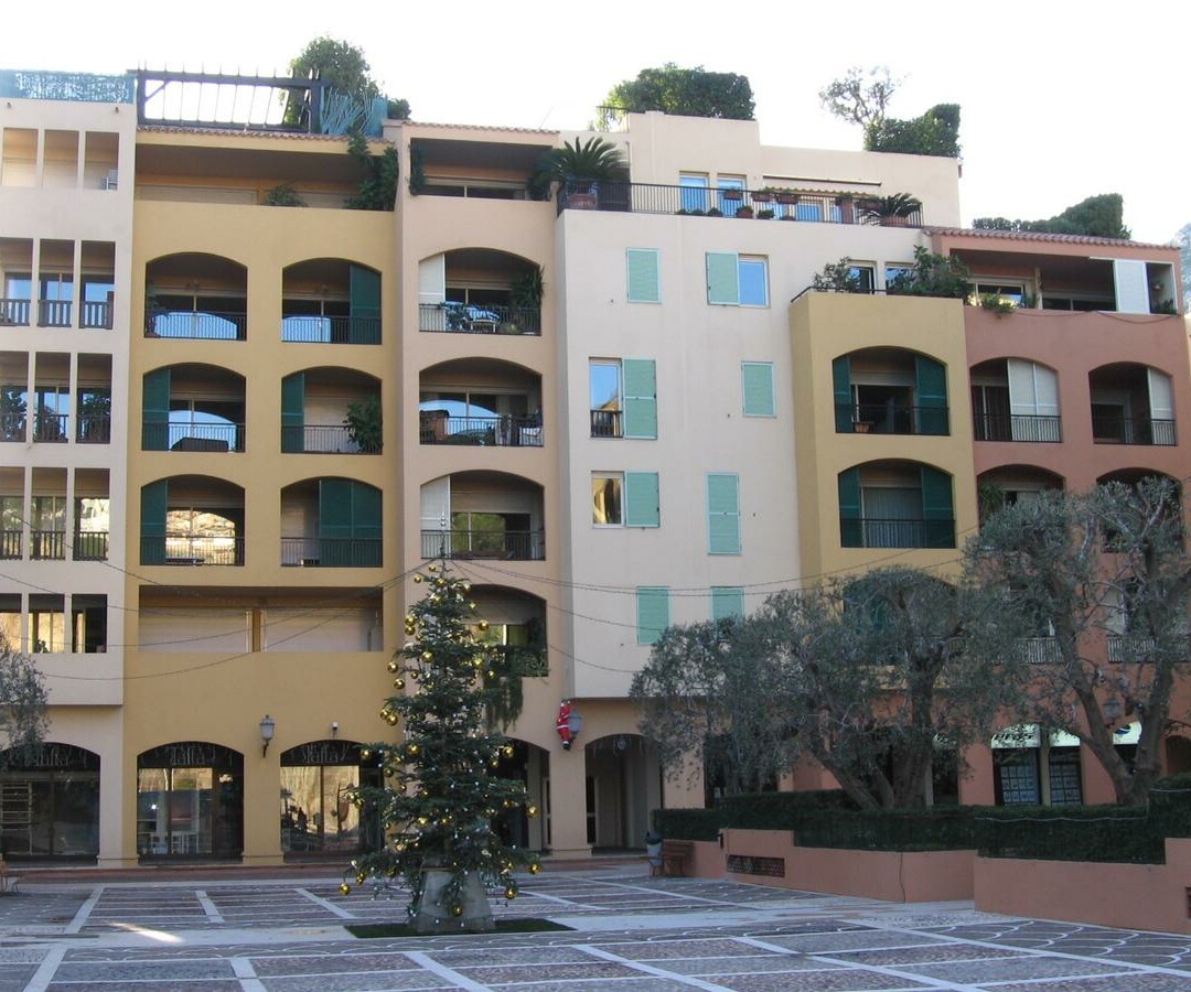MAGNIFIQUE LOCAL COMMERCIAL AU COEUR DE FONTVIEILLE