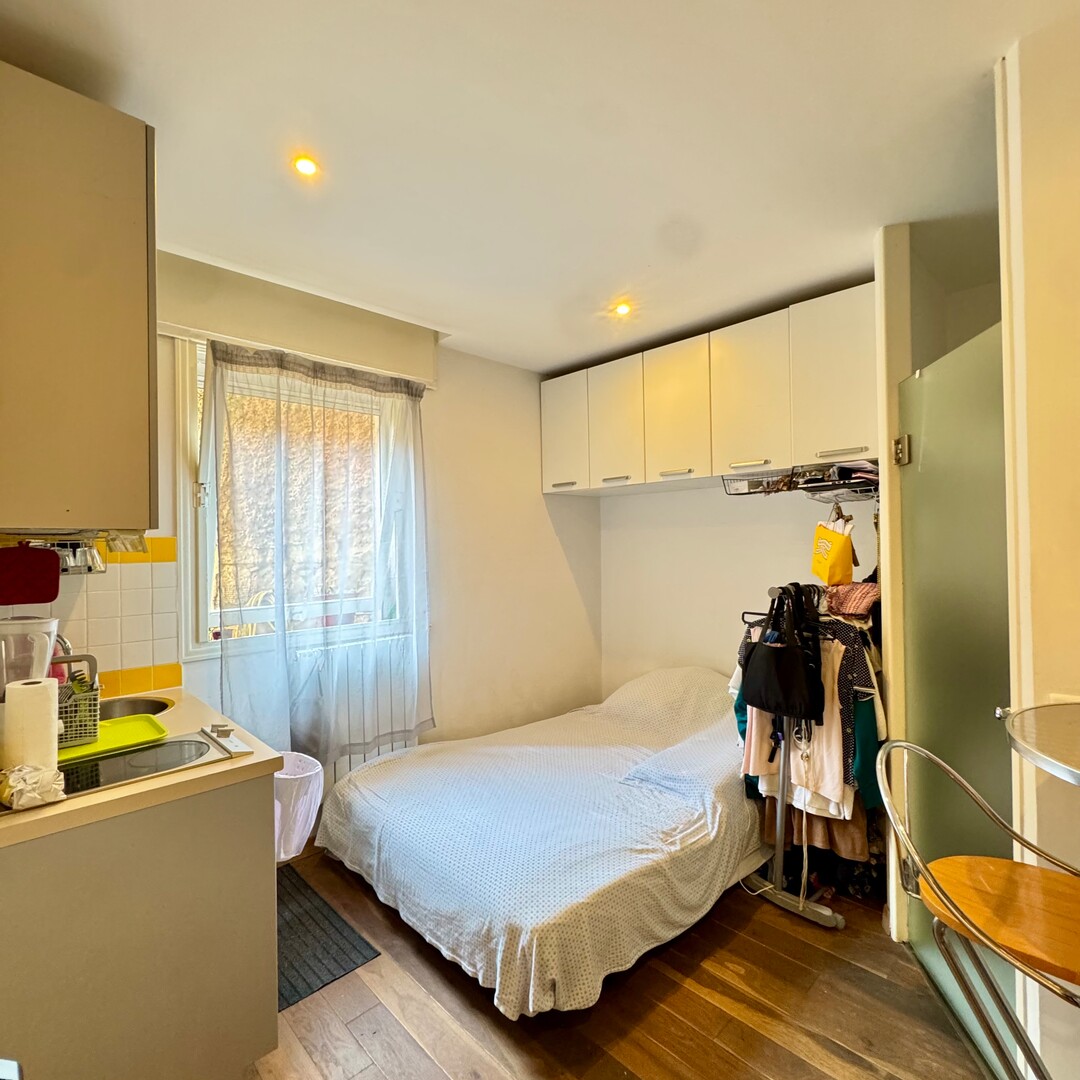 SPACIEUSE CHAMBRE DE SERVICE