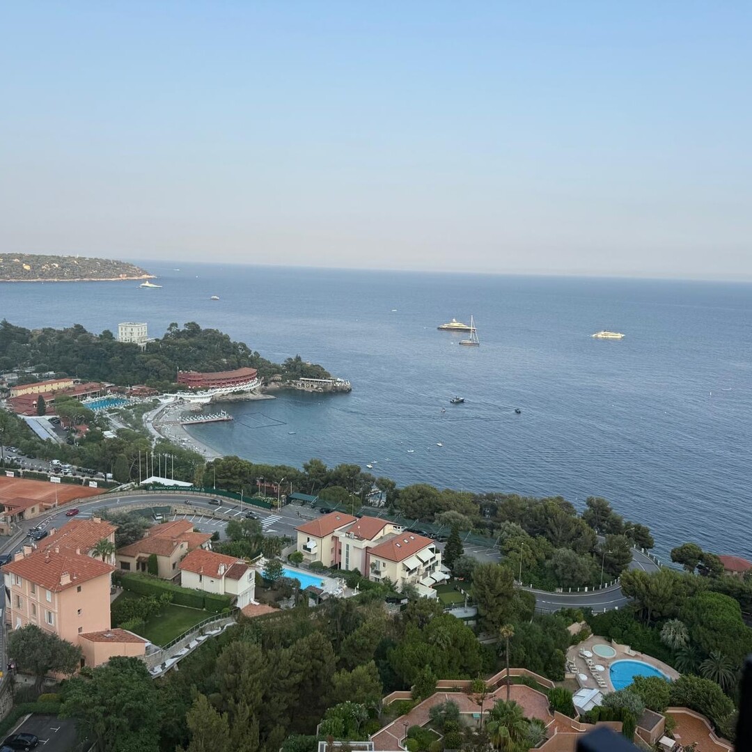 Appartement avec vue panoramique sur la mer dans un immeuble équipé