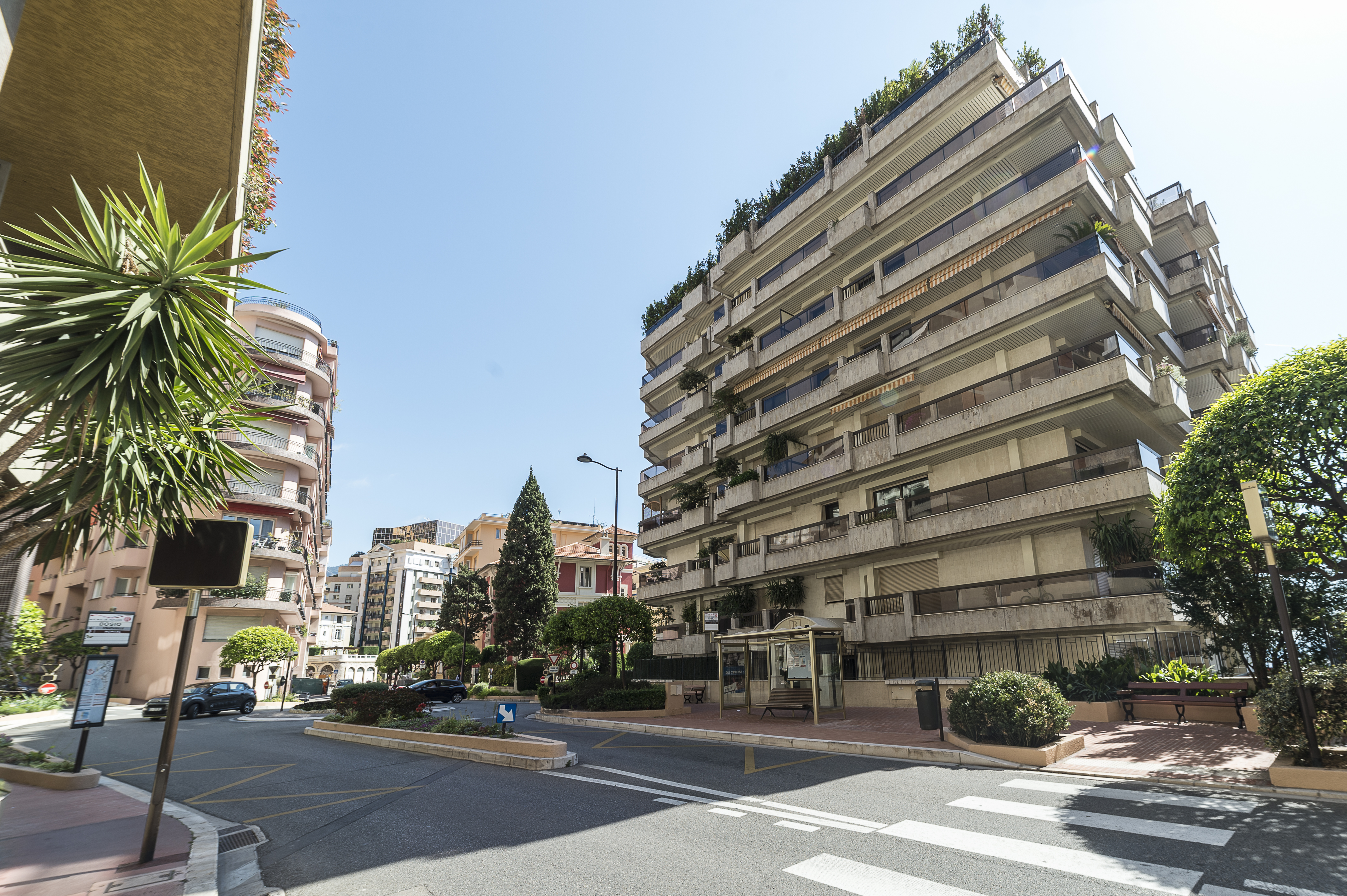 Sole Agent – High-end renovated luxury apartment with sea view