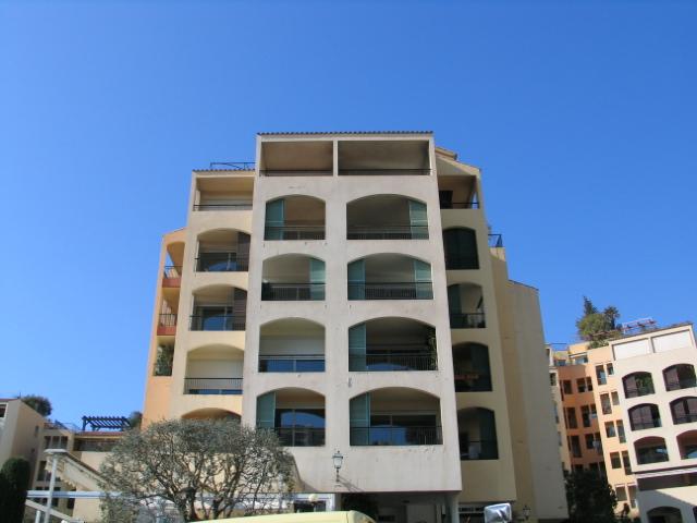 Sole Agent – High-end renovated luxury apartment with sea view